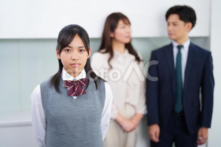 カメラ目線の女子生徒と後ろに立つお母さんと塾講師 塾,人物,女の子の写真素材