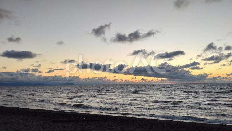 北海道石狩市　はまなすの丘公園の夕暮れ 夕焼け,空,海の写真素材