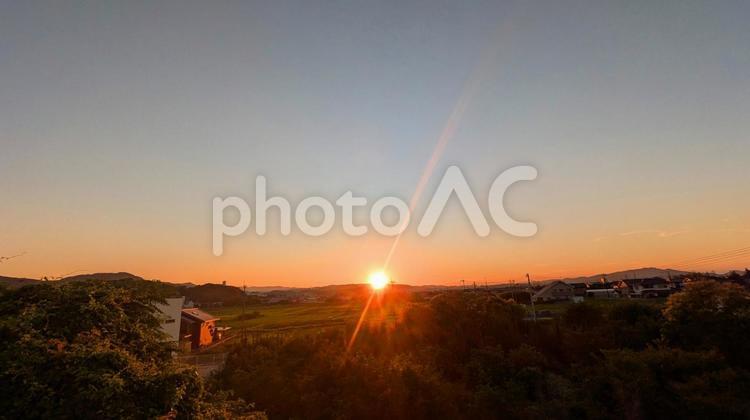 里山の夕暮れ、空と光のドラマ 今治市,田園,夕景の写真素材
