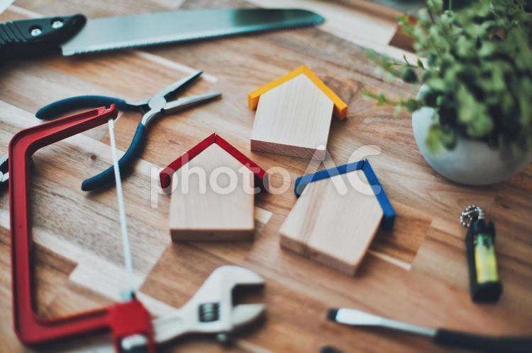 木製ミニチュア住宅と工具 diyイメージ 家,住宅,ローンの写真素材