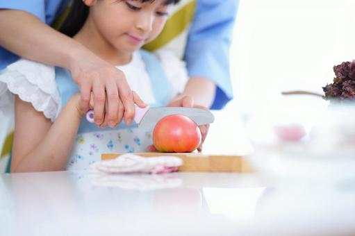 親子でクッキングを楽しむあたたかな時間 女の子,トマト,野菜の写真素材