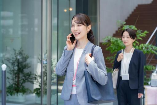 オフィスに通勤をするビジネスウーマン 通勤,ビジネスウーマン,女性の写真素材