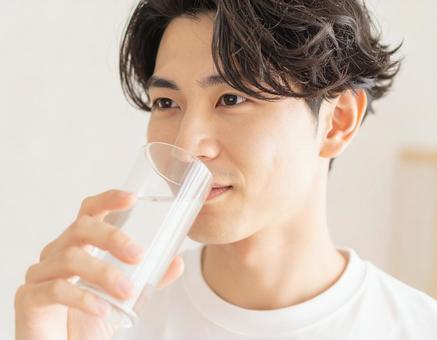 水分補給する男性、グラスを持つ手 水分補給する男性、グラスを持つ手の写真