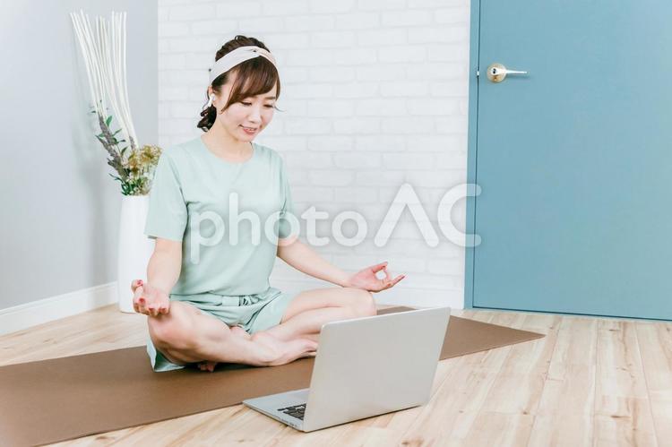 オンラインヨガをするおしゃれな日本人女性 オンラインヨガ,ヨガ,女性の写真素材