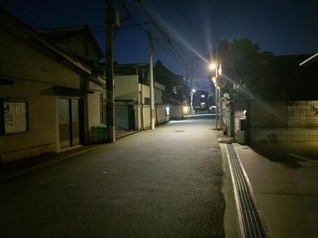住宅街の夜道 路地,夜道,狭い路地の写真素材