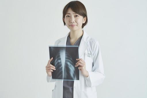 放射線技師の女性医療従事者 放射線技師の女性医療従事者の写真