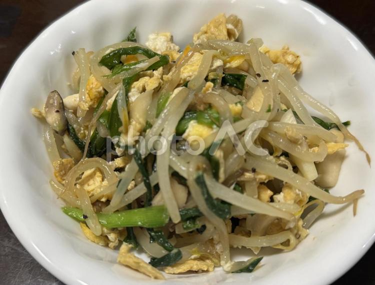 もやし炒め もやし,ニラ,炒めの写真素材