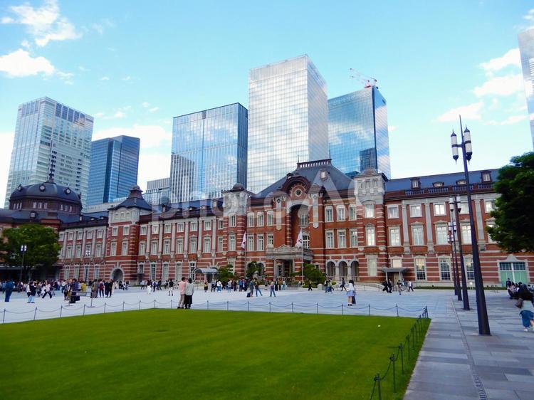 東京駅丸の内赤煉瓦駅舎と丸の内駅前広場 丸の内,赤煉瓦駅舎,丸の内駅前広場の写真素材