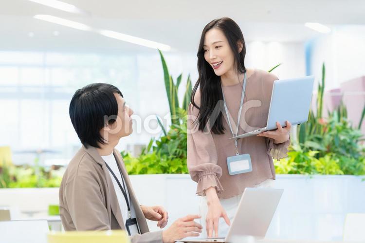 会議をする男女のビジネスマン ビジネス,会議,オフィスの写真素材