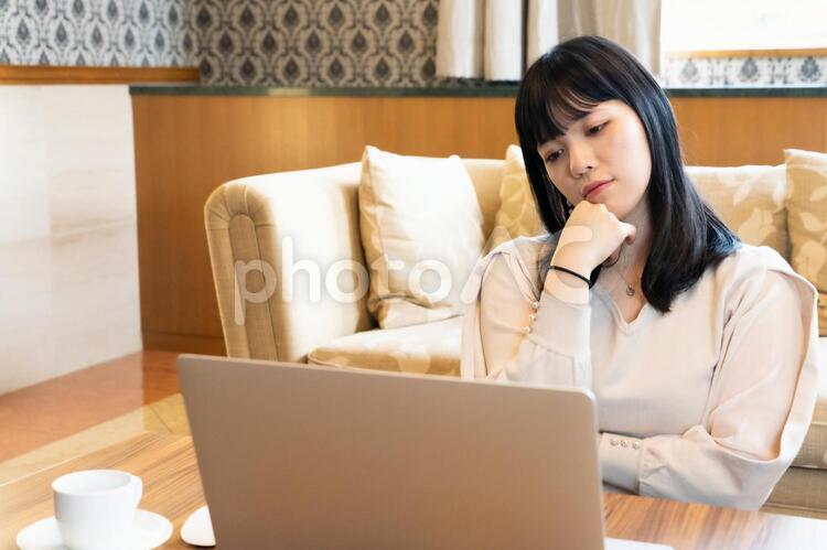 パソコンの前で考える女性　テレワーク　在宅勤務 女性,テレワーク,リモートワークの写真素材