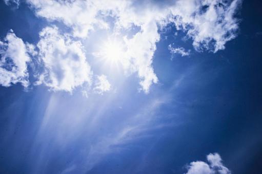 <素材>夏の良く晴れた青空と太陽の風景 <素材>夏の良く晴れた青空と太陽の風景の写真