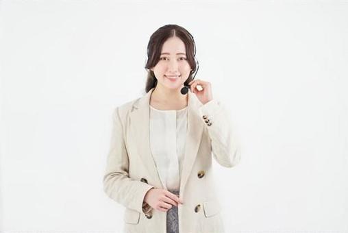 Asian business woman responding with a headset, auriculares, mujer, operador telefónico, JPG