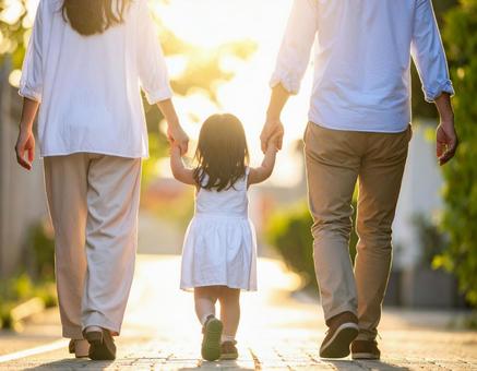 家族で歩く後ろ姿の写真