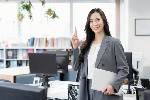オフィスで仕事をする若いビジネスウーマン ビジネス,女性,オフィスの写真素材