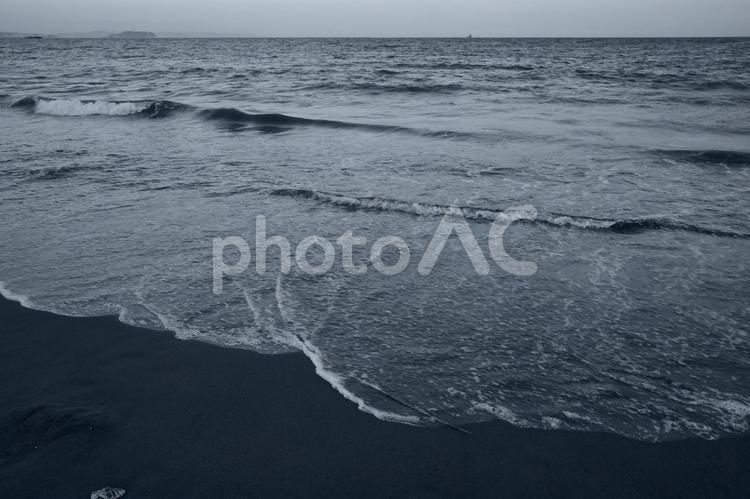 夕暮れ時の海岸線 海,波,海岸の写真素材