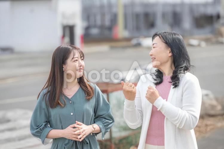 ゴミ捨て場前で会話する女性　 ゴミ出し,ゴミステーション,会話の写真素材