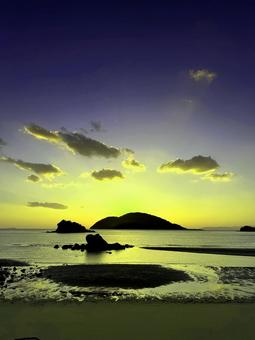 顔に見える!? 顔に見える!? 海岸,夕景,夕焼けの写真素材