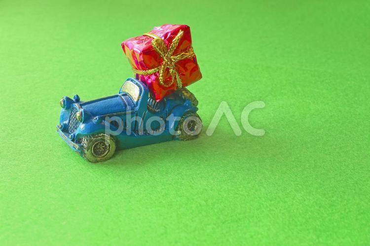 プレゼントを運ぶ車　おとどけもの プレゼント,贈り物,配達の写真素材