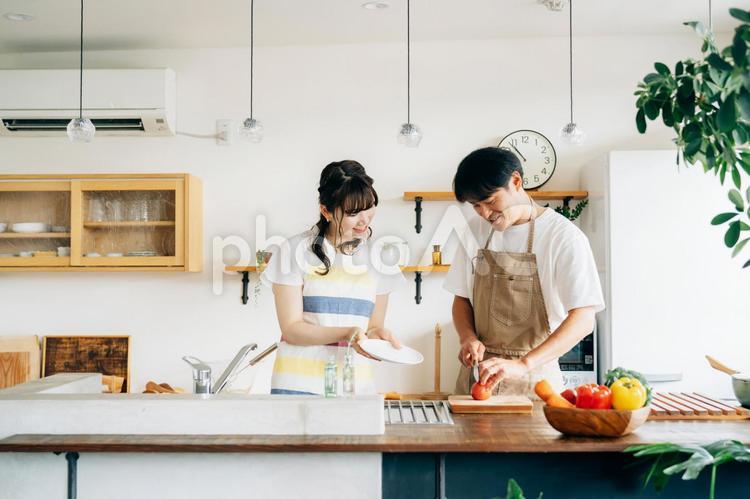 一緒に料理を作る男女（笑顔・夫婦） 料理,キッチン,家事の写真素材