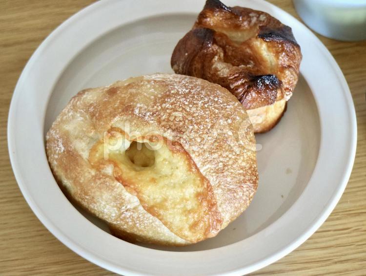 白い皿に乗った2種のパン パン,パン屋,ベーカリーの写真素材