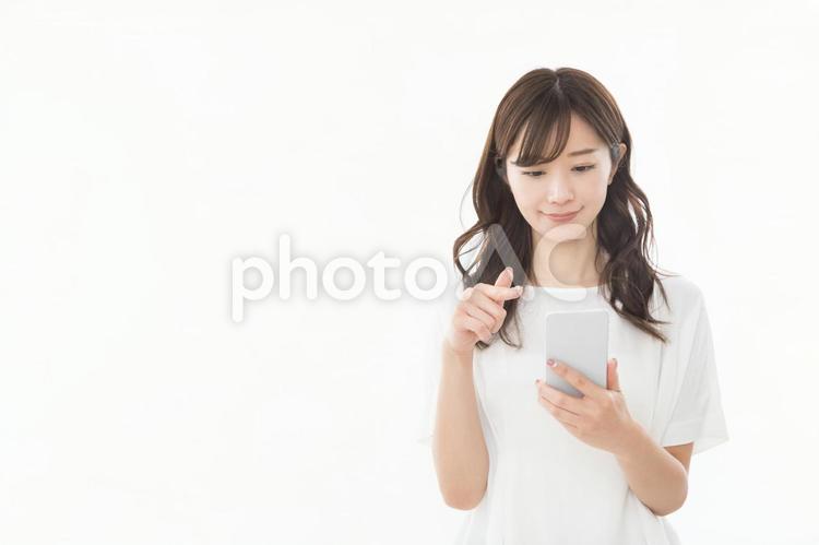 スマートフォンを使う女性　 女性,人物,スマートフォンの写真素材