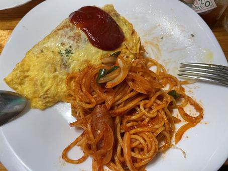 食べかけのオムライスとナポリタン 食べかけのオムライスとナポリタンの写真