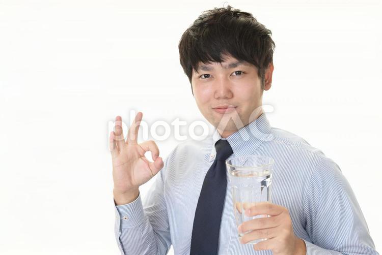 水分補給をする男性 お水,飲料水,飲み物の写真素材