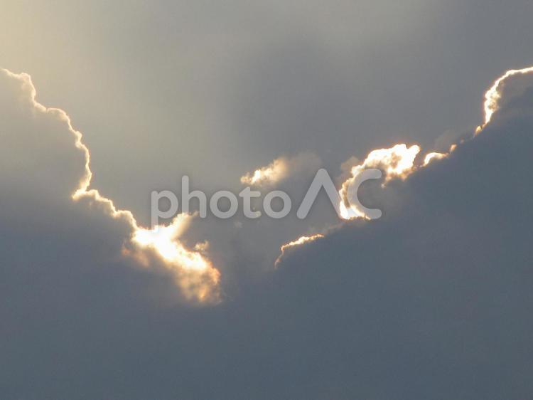 太陽の光を遮る厚い雲 青空,太陽,光の写真素材
