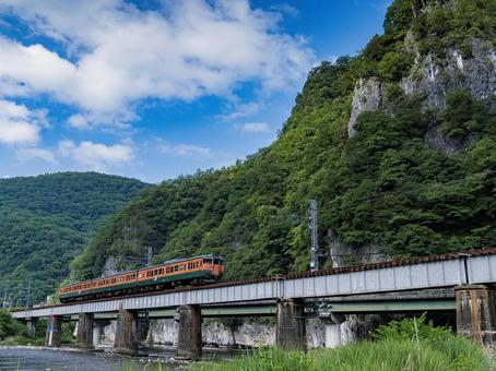 伯備線 井倉峡 湘南色電車 伯備線 井倉峡 湘南色電車 伯備線,井倉峡,高梁川の写真素材