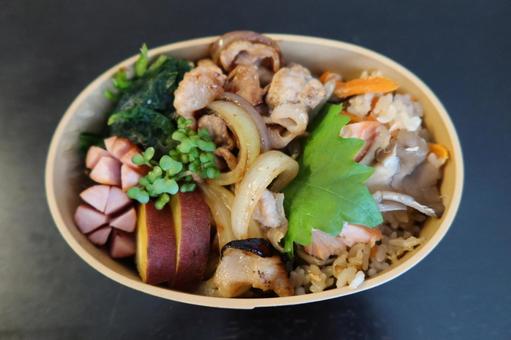 秋を感じる炊き込みご飯のお弁当 秋を感じる炊き込みご飯のお弁当の写真