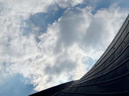 モダンな建物の壁と夏の雲 モダンな建物の壁と夏の雲 建物,ローアングル,抽象的の写真素材