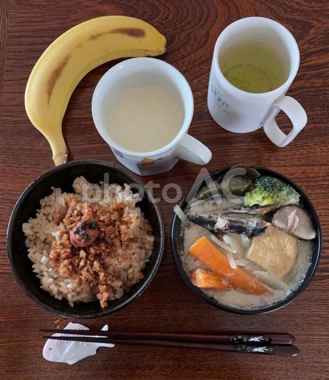 ご飯に鶏そぼろとかつお梅などの朝食 朝食,ご飯,あきたこまちの写真素材