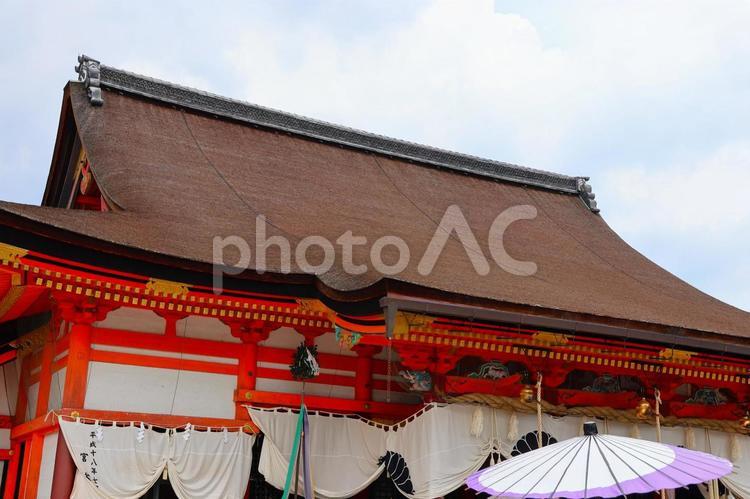 ７月中旬の京都祇園祭の八坂神社 背景,八坂神社,神社の写真素材