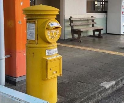 黄色のポスト 珍しいポスト 黄色のポスト 珍しいポストの写真
