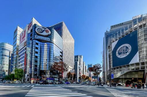 銀座の広い通りが交わる数寄屋橋交差点 交差点,銀座,数寄屋橋交差点の写真素材