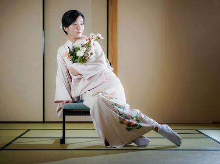 33:花と着物の女性 33:花と着物の女性 着物,花,花束の写真素材