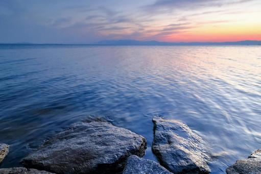 琵琶湖の夕焼けと静かな波 琵琶湖の夕焼けと静かな波 琵琶湖,滋賀,湖の写真素材