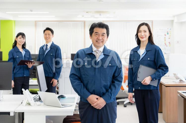 オフィスで働く作業服のエンジニア エンジニア,会議,不動産の写真素材