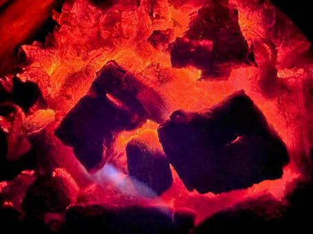 赤く燃え上がる炎と炭火の熱 炭火,炭,火の写真素材