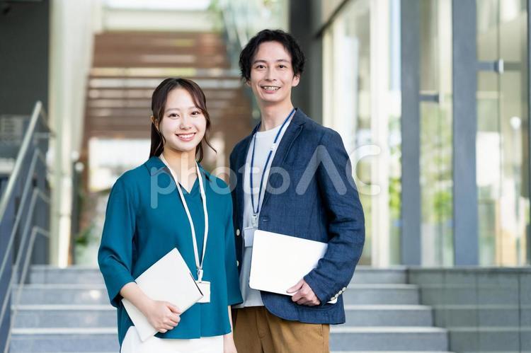 オフィスで働く若いエンジニア エンジニア,ビジネスマン,ビジネスウーマンの写真素材