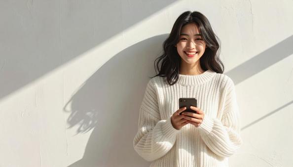 スマートフォンと女性 スマートフォンと女性の写真