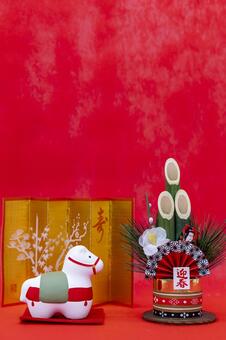 赤背景に金屏風と午年の置物・門松 お正月,門松,午の写真素材