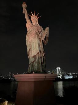 自由の女神 自由の女神 お台場,夜景,お台場海浜公園の写真素材