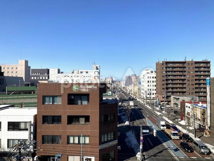 地方都市の幹線道路　冬晴れの街並み 風景,建物,ビルの写真素材