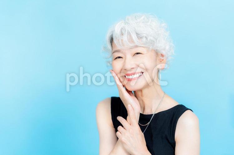 シニア女性のビューティーイメージ シニア,笑顔,グレイヘアの写真素材
