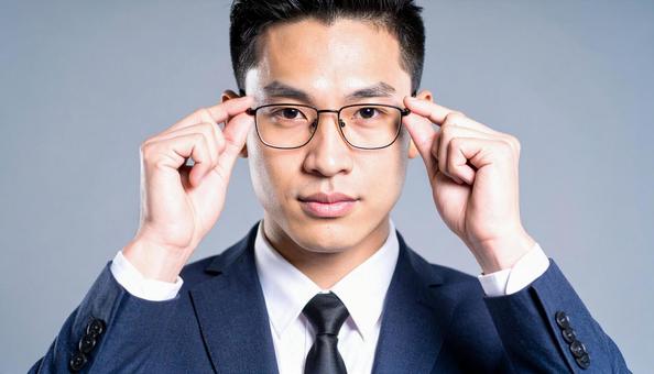 眼鏡をかけた知的で真面目そうな若い男性 眼鏡をかけた知的で真面目そうな若い男性の写真