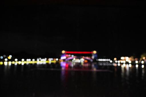 川沿いの夜景と輝く光 川沿いの夜景と輝く光の写真