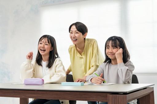 勉強を教える女性 勉強を教える女性 宿題,勉強,家庭教師の写真素材