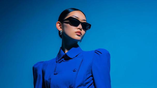 青いジャケットのモデルさん 01 青いジャケットのモデルさん 01の写真