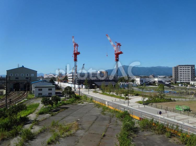 小田急海老名駅西口の空き地と建設中のマンション 小田急,海老名,海老名駅の写真素材